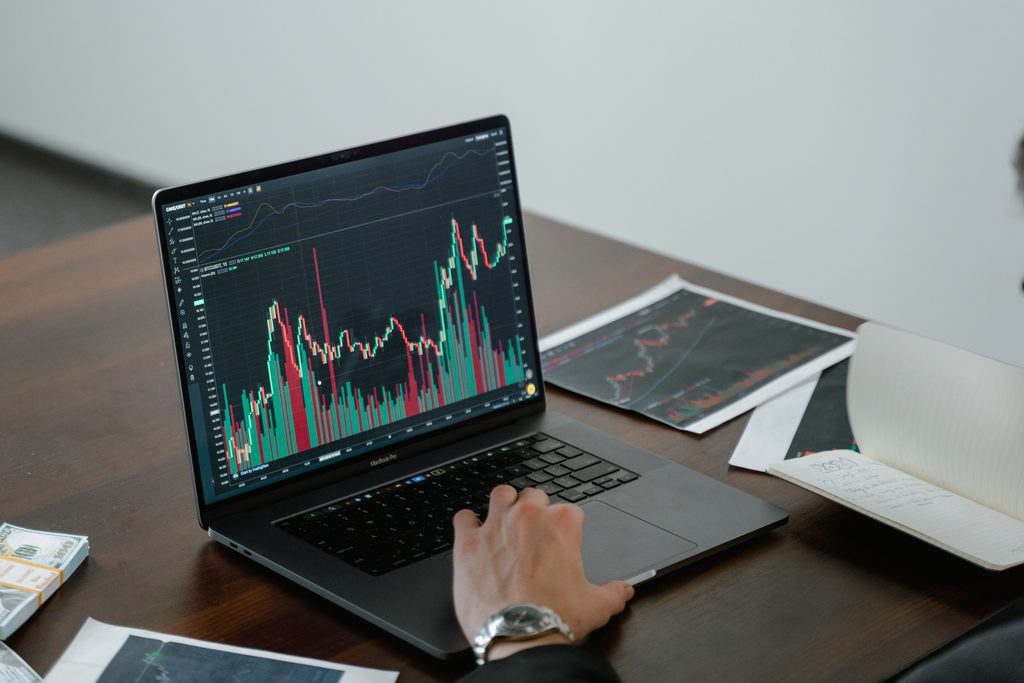 Indexfonds vs ETF vergelijken op een laptop